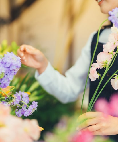 花を選ぶ店員